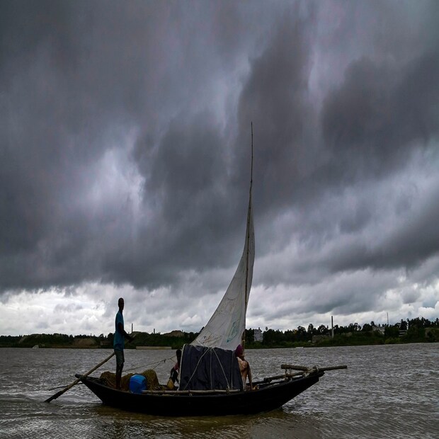 প্রবল বৃষ্টির সম্ভাবনা আগামী দু’দিনে উত্তরপ্রদেশ, উত্তরাখণ্ড এবং বিহার, সিকিম ও ঝাড়খণ্ডে। ভারী থেকে অতি ভারী বৃষ্টি চলবে আগামী চার পাঁচ দিন। অরুণাচল প্রদেশ, অসম, মেঘালয়, মিজোরাম, মণিপুর এবং ত্রিপুরায়। 