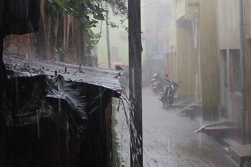 বুধবারের তুলনায় বৃহস্পতিবার বৃষ্টিপাতের সম্ভাবনায় সামান্য কম থাকলেও এদিন প্রায় ৬০ শতাংশ বৃষ্টিপাতের সম্ভাবনা। পূর্বাভাস অনুযায়ী এখনও অব্যাহত থাকবে নিম্নচাপ, পরিস্থিতির আরও অবনতি হওয়ার সম্ভাবনা রয়েছে। (রিপোর্টার: নীলাঞ্জন বন্দ্যোপাধ্যায়)