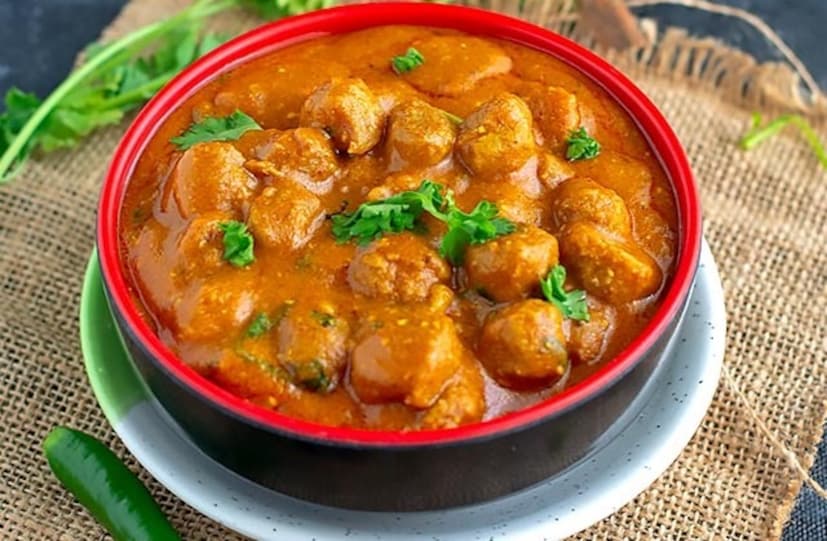 হার্ট ভাল রাখে- হার্ট ভাল রাখতে সোয়াবিনের জুড়ি নেই। সোয়াবিনের মধ্যে রয়েছে প্রচুর পরিমাণে অ্যান্টিঅক্সিডেন্ট। খারাপ কেলেস্টেরল কমাতে সাহায্য করে। বয়স্ক মানুষ যাদের হার্টের সমস্যা রয়েছে তাঁরা সোয়াবিন খেলেই উপকার পাবেন। 