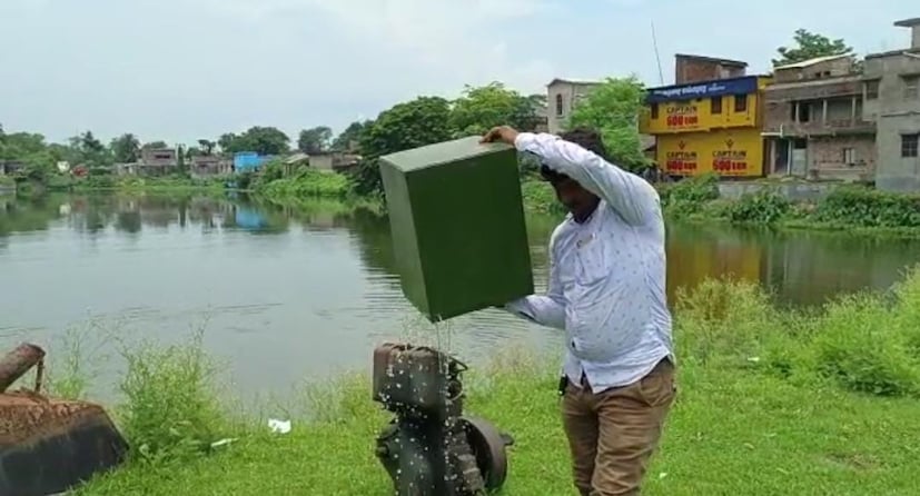 শনিবার দুপুরে গঙ্গারামপুর থানার রাঘবপুর এলাকায় ১৯৫ নম্বর বুথের এই ঘটনায় তৃণমূল আঙুল তুলেছে বিজেপির দিকে। যদিও গেরুয়া শিবির এই অভিযোগ অস্বীকার করেছে।