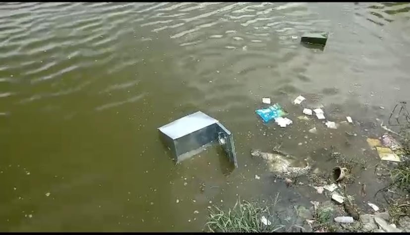 ভোটের লাইনে দাঁড়িয়ে ভোটাররা। হঠাৎ ভোটকেন্দ্রের মাঝে হইচই। কিছু বুঝে ওঠার আগে ‘হাওয়া’ হয়ে গেল ব্যালট বাক্স। পরে সেই ব্যালট বাক্স পাওয়া গেল পুকুরে। দক্ষিণ দিনাজপুরের গঙ্গারামপুরে দেখা গেল এমনই আজব দৃশ্য।