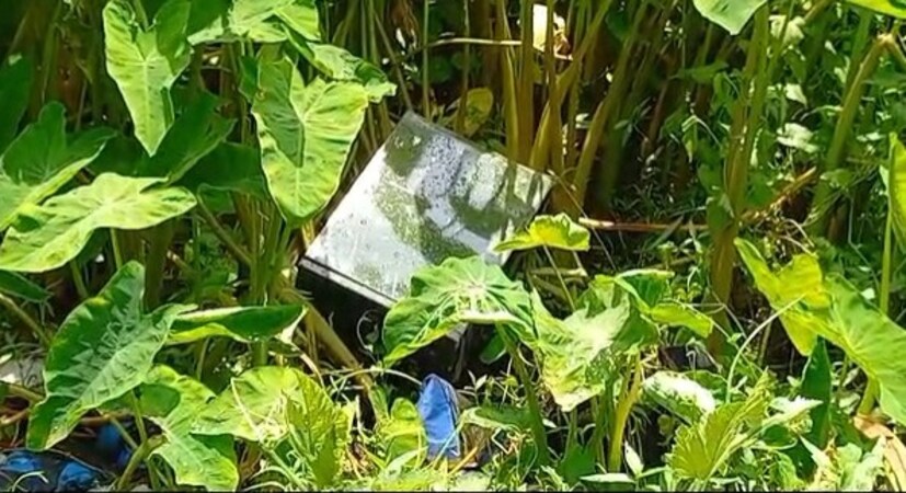 কোথাও ঢেলে দেওয়া হল জল, ভাতের ফ্যান। আবার কোথাও ব্যালট বাক্স মাটিতে ফেলে চলল নাগাড়ে লাথি-বৃষ্টি। একের পর এক বুথে তছনছ করে দেওয়া হল ব্যালট বাক্স। 