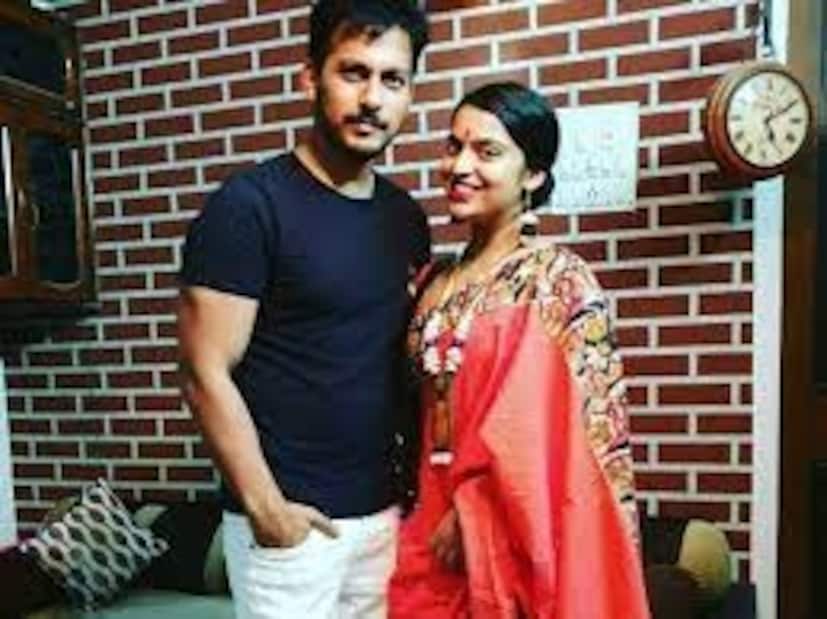 বাংলা টেলিভিশন জগতের অন্যতম জনপ্রিয় জুটি রাজা ও মধুবনীর আলাপ কাজের সূত্রেই ৷ ‘ভালবাসা ডট কম’ ধারাবাহিকে তাঁরা ছিলেন ওম এবং তোড়া৷ তুমুল জনপ্রিয় হয়েছিল তাঁদের জুটি ৷ এখনও অনেক দর্শক তাঁদের ওই নামেই চেনেন ৷ তারপর রাজা অনেক কাজ করলেও মধুবনী ব্য়স্ত সংসার নিয়েই।