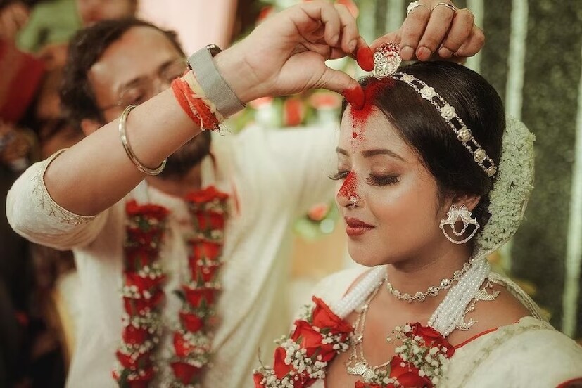 বিয়ের আচার মেনে সবকিছু না হলেও কোনওভাবেই হানিমুনটা মিস করতে চাননি অভিনেত্রী৷ যদিও তাঁদের ঘুরতে যাওয়াকে হানিমুন নয় বরং মিনি হানিমুন বলেছেন অভিনেত্রী৷ 