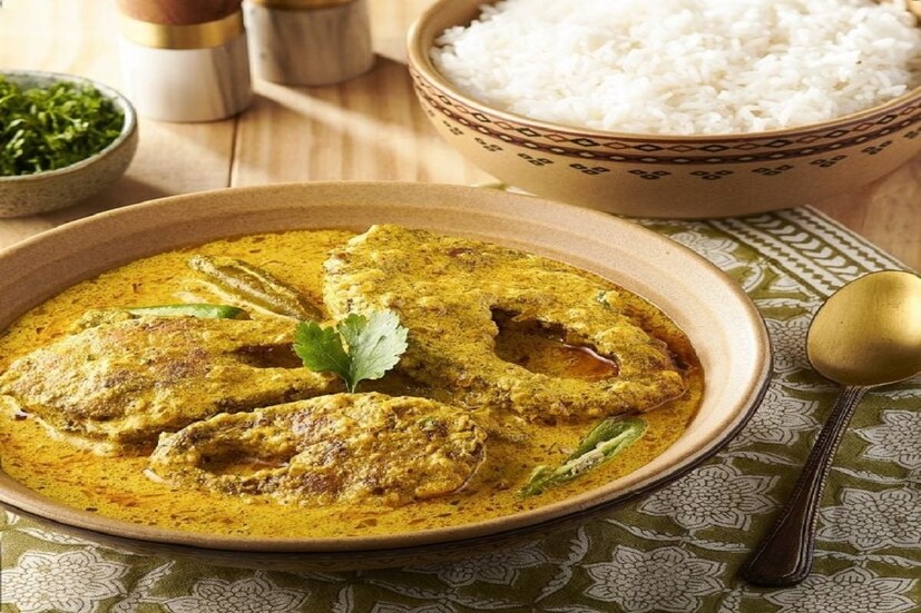 ২-মিক্সিতে বাটার সময় সরষে খানিকক্ষণ আগে জলে ভিজিয়ে রাখতে হবে। অন্তত ৩০ মিনিট। এবার সবচেয়ে ছোট মিক্সির বাটি নিয়ে তাতে ভিজিয়ে রাখা সরষে, নুন, লঙ্কা আর পরিমাণমতো জল দিয়ে মাঝারি স্পিডে ২-৩ মিনিট মিক্সি চালিয়ে নিন। বারবার মিক্সি চালানো, বন্ধ করবেন না তাহলে অনেকসময় সরষে তেতো হতে পারে।