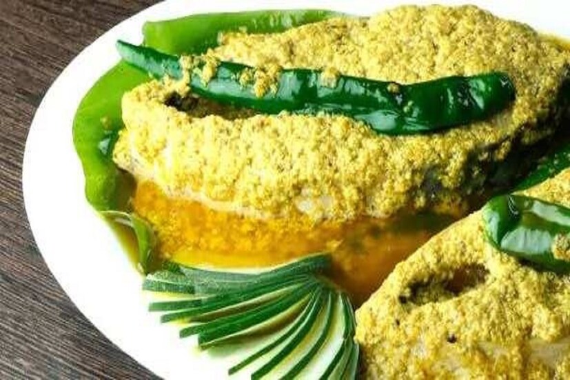 ১- শিলে সরষে বাটলে সরষে আগে একটু শুকনো খোলায় ভেজে নিন। এবার সরষে বাটার সময় তাতে কিছুটা নুন দিন। এবং একটি কাঁচালঙ্কাও দেবেন। তারপরে বেটে নিন। জোর হাতে বাটুন তাহলে এক-দুবারে বাটা হয়ে যাবে পুরোটা। 
