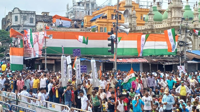 গোটা ধর্মতলা চত্বর জুড়ে শুধু কালো কালো মাথা। ভিড়ের পরিমান দেখে যথেষ্ট স্পষ্ট ইঙ্গিত পাওয়া যাচ্ছে আগের সব রেকর্ডকে ভেঙে দিয়েছে এবারের একুশে।