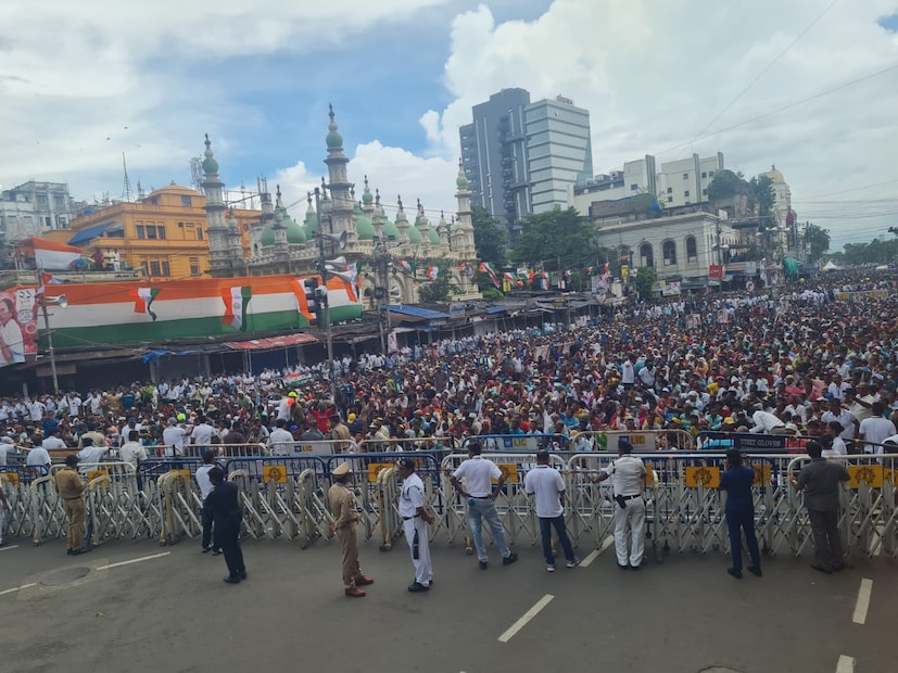 পঞ্চায়েতে বিপুল জয়। টার্গেট লোকসভা। চব্বিশের লড়াইয়ের আগে আজ TMC র একুশে সমাবেশ। নতুন লড়াইয়ে বার্তা দেবেন তৃমূলনেত্রী মমতা বন্দ্যোপাধ্যায়। সেই দিকেই তাকিয়ে দলের নেতা-কর্মীরা।