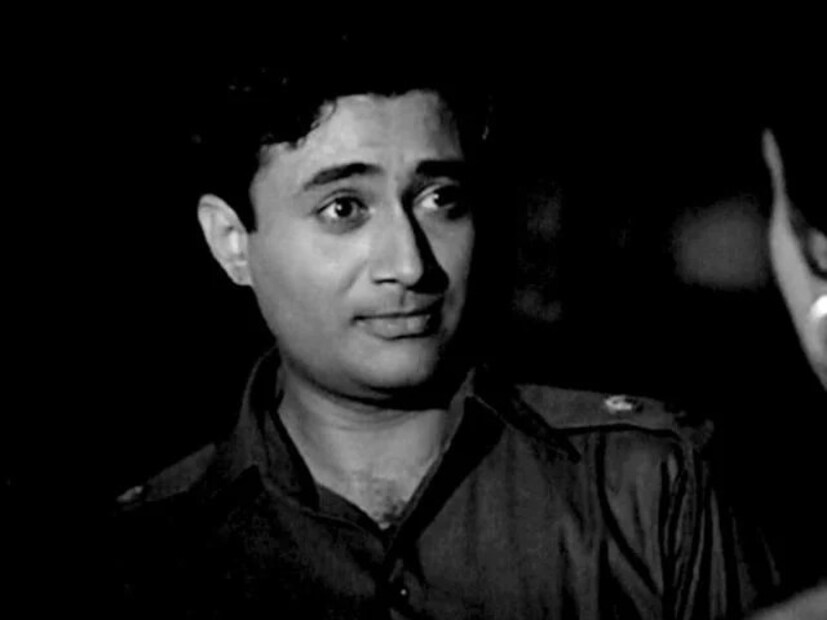 যদিও, কালারফুল পোশাকেও স্টাইল আইকন ছিলেন সুপারস্টার দেব আনন্দ। তৈরি করেছিলেন নিজস্ব স্টাইল স্টেটমেন্ট। কিন্তু, কেন কালো পোশাক পরতে বারণ করা হয় দেব আনন্দকে?