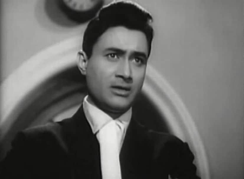 সেই সময় নাকি কালো পোশাকে তাঁকে দেখার জন্য রাস্তায় ভিড় জমে যেত। এমনকী ওই রূপে একবার দেব দর্শনের জন্য ছাদ থেকে ঝাঁপ দিতেও দ্বিধা করতেন না তরুণীরা।