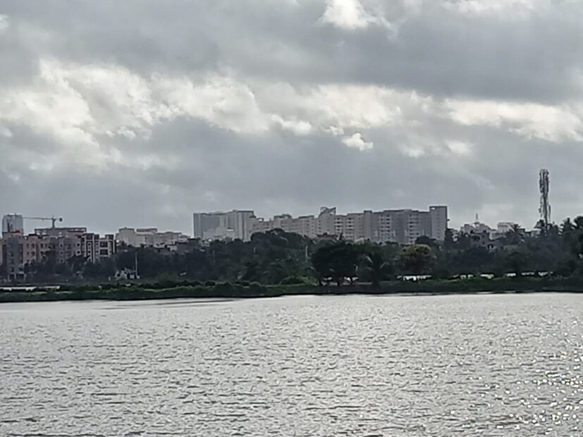দক্ষিণবঙ্গে বৃষ্টির ঘাটতি রয়েছে। বেশ কিছু জেলাতে ৫০ শতাংশের বেশি ঘাটতি রয়েছে বলে আলিপুর আবহাওয়া দফতর সূত্রে খবর। আগামী পাঁচ থেকে সাত দিন বৃষ্টির পরিমাণ খুব বেশি হবে না, ফলে ঘাটতি মেটার সম্ভাবনা আপাতত নেই। দক্ষিণবঙ্গের কৃষি কাজে ব্যাঘাত ঘটতে পারে।
