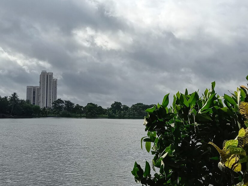 উত্তরবঙ্গে বৃষ্টির পরিমাণ একটু বেশি হবে আগামী দু-তিন দিন। জলপাইগুড়ি, কোচবিহার ও আলিপুরদুয়ার এই তিন জেলায় বিক্ষিপ্তভাবে দু-এক পশলা ভারী বৃষ্টির সম্ভাবনা। আগামী ২৪ ঘণ্টায় দার্জিলিংয়ের দু-এক জায়গায় বিক্ষিপ্তভাবে ভারী বৃষ্টি হতে পারে।