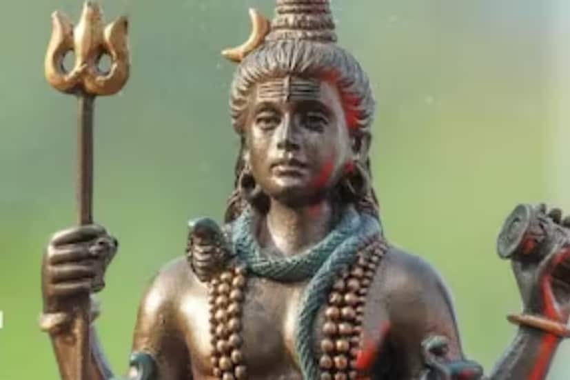 শ্রাবণী সোমবারে উপবাস ব্রত পালন করলে মহাদেবের আশীর্বাদে জীবনের বাধাবিঘ্ন দূর হয় বলেই বিশ্বাস ভক্তদের৷