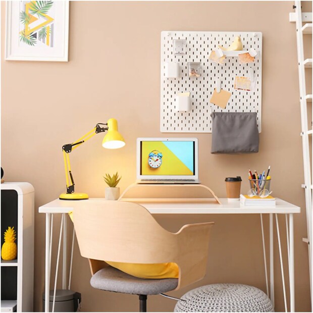 বাস্তুশাস্ত্র অনুযায়ী, পড়ার ঘরে টেবিল রাখার আদর্শ দিক হল উত্তর এবং দক্ষিণ৷ অর্থাৎ টেবিলে যে পড়বে, তার মুখ যেন থাকে উত্তর বা দক্ষিণ দিকেই৷