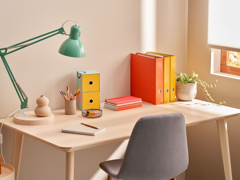 দক্ষিণপূর্ব, উত্তরপূর্ব, দক্ষিণপশ্চিম, উত্তরপশ্চিম এবং দক্ষিণ দিকে কখনওই পড়ার টেবিল রাখবেন না৷ মনে করা হয় এই দিকে মুখ করে বসলে পড়ায় মনঃসংযোগ করা যায় না৷ 