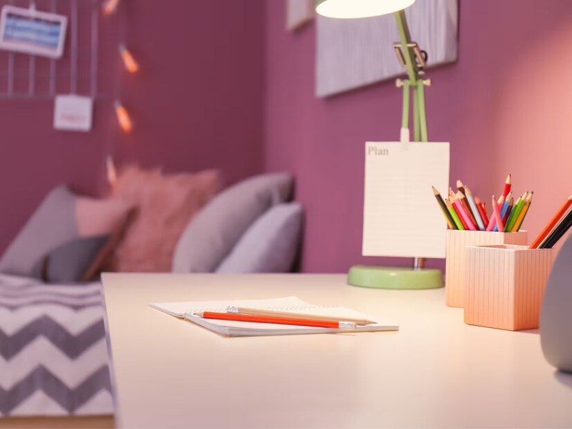 পড়ার টেবিলের আকার হতে হবে আয়তাকার৷ অন্য কোনও আকারের টেবিল অশুভ শক্তিকে ডেকে আনতে পারে৷ তাই সেগুলি বর্জনীয়৷