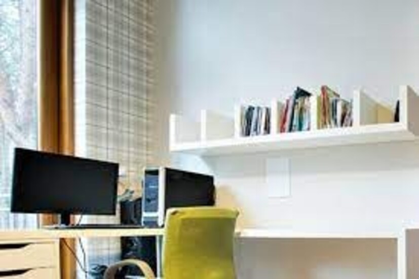 পড়ার টেবিল সব সময় কাঠের হওয়াই বাঞ্ছনীয়৷ একইসঙ্গে পড়ার টেবিলের মেটিরিয়াল যেন টেকসই হয়, দেখতে হবে সেটাও৷