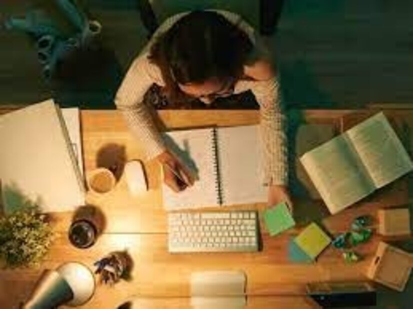 ঘরের দেওয়ালের সঙ্গে টেবিল ঠেকিয়ে রাখবেন না৷ দেওয়াল থেকে টেবিলের যেন সামান্য হলেও ফাঁকা অংশ থাকে৷ সব সময় গুছিয়েও রাখতে হবে টেবিল৷