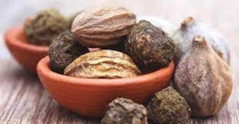 ত্রিফলা, নিমপাতার রস এবং ঘিয়ের ক্বাত্থ বানিয়ে শোওয়ার আগে খান। এতে সংক্রমণের চুলকানি কমবে।