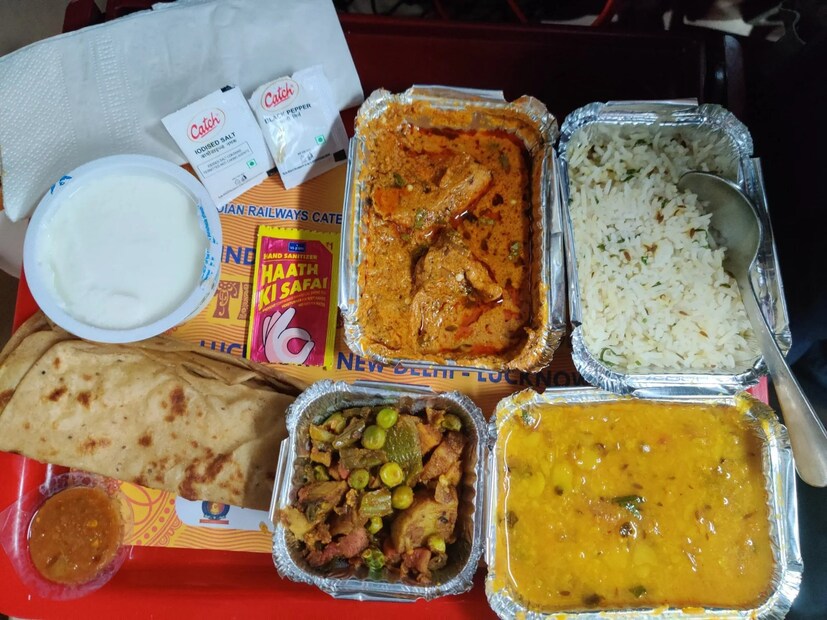 দূরপাল্লার ট্রেনে প্যান্ট্রিকারের খাবার অপেক্ষাকৃত দামি। মূলত, স্লিপার এবং এসি কামরার যাত্রীরাই সেই খাবার অর্ডার দিতে পারেন।