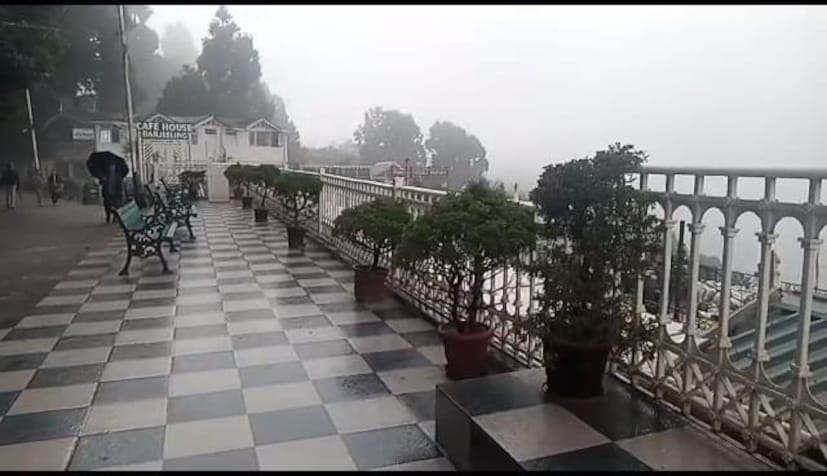 শনিবার ভারী বৃষ্টির সম্ভাবনা কালিম্পং, আলিপুরদুয়ার ও কোচবিহারে, তবে বজ্রবিদ্যুৎ-সহ বৃষ্টি হবে মালদহ, উত্তর ও দক্ষিণ দিনাজপুরে। রবিবার ভারী বৃষ্টির সম্ভাবনা জলপাইগুড়ি, আলিপুরদুয়ার এবং কোচবিহারে জলপাইগুড়ি, আলিপুরদুয়ার, কোচবিহারে মঙ্গলবারও ভারী বৃষ্টির সম্ভাবনা থাকবে। বুধবার ৯ অগাস্ট থেকে বৃষ্টির পরিমাণ কমবে উত্তরবঙ্গে।