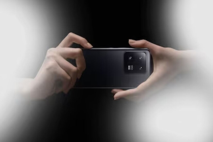 Xiaomi 13 Pro: এই স্মার্টফোনটি বর্তমানে Amazon থেকে ৭৯,৯৯৯ টাকার প্রাথমিক মূল্যে কেনা যাবে। এই ফোনটি Leica Professional ৫০ মেগাপিক্সেল ট্রিপল ক্যামেরা সেট আপ-সহ পাওয়া যায়। এর সঙ্গে এটিতে ১-ইঞ্চির IMX989 সেন্সরও রয়েছে।