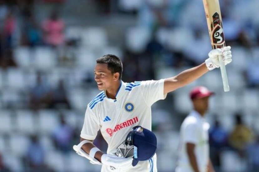 ২. এখানেই শেষ নয় বিদেশের মাটিতে টেস্টে সর্বাধিক রান করা ভারতীয় বাঁ-হাতি ওপেনিং ব্যাটারদের তালিকায়ও নিজের নাম তুলে ফেললেন যশস্বী। ১৭১ করে তালিকায় তৃতীয় স্থানে যশস্বী। ১৯০ ও ১৭৩ করে প্রথম ও দ্বিতীয় শিখর ধওয়ান।