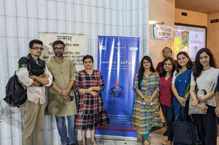 এমন এক তথ্যচিত্র, যার শিকড় গাঁথা রয়েছে ডুয়ার্সের প্রত্যন্ত কারবালা চা বাগানে। চা শ্রমিকের স্ত্রীর মৃত্যুই যেন সবাইকে এক করেছে। উপস্থিত করেছে নন্দনে।