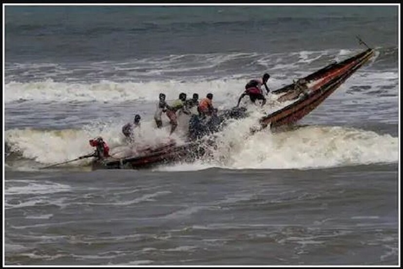তোলপাড় করা দিন কি এগিয়ে আসছে। বঙ্গোপসাগরের ওপর শক্তি বাড়িয়ে নিচ্ছে ভাবী সাইক্লোনিক সার্কুলেশন। আইএমডির ওয়েদার অ্যালার্ট অনুযায়ি মঙ্গলবার ১৮ জুলাই এই সাইক্লোনিক সার্কুলেশন বা ঘূর্ণাবর্তের ফর্মেশন হয়ে যাওয়ার কথা ছিল কিন্তু মৌসম ভবনের সাম্প্রতিকতম ওয়েদার আপডেট অনুযায়ি আরও ৪৮ ঘণ্টার মধ্যে এই সাইক্লোনিক সার্কুলেশন তৈরির প্রক্রিয়া শেষ হবে৷