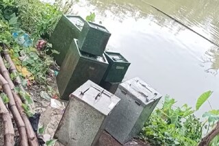 নির্বাচনের ২১ দিন পর জলের তলা থেকে উদ্ধার ব্যালট বাক্স