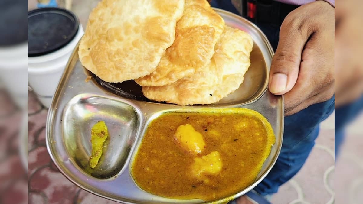 Bengali snacks স্পেশ্যাল ডালপুরি খেতে ভোর হতেই ভিড় জমে দোকানে! কেন এত