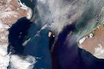 দুই দেশের মাঝে অতল সমুদ্র, তবু এ'দেশ থেকে ও'দেশ হেঁটেই যাতায়াত করা যায় দুই দেশের মাঝে অতল সমুদ্র, তবু এ'দেশ থেকে ও'দেশ হেঁটেই যাতায়াত করা যায়