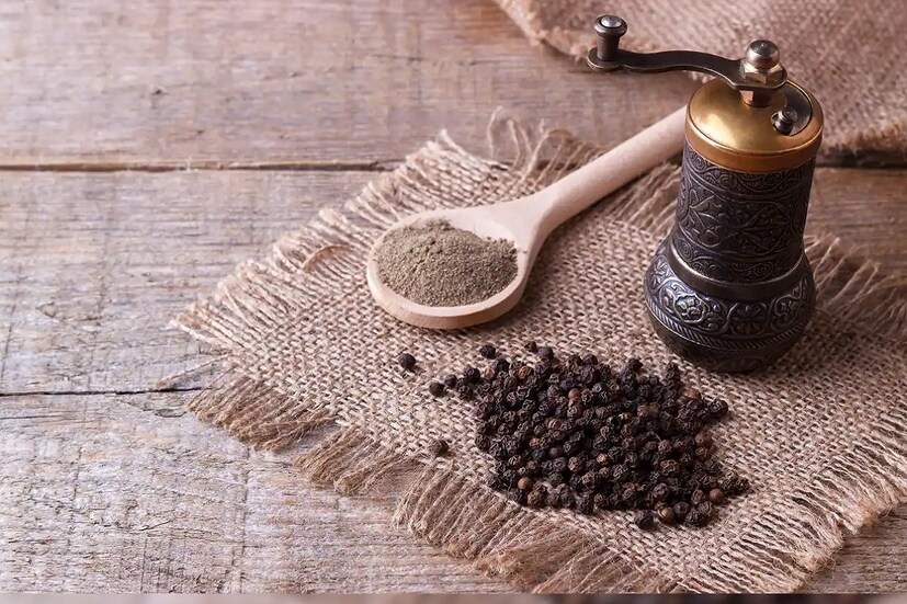 নিয়মিত গোল মরিচ খাওয়া হার্টের জন্য ভাল। এটি হার্টের জন্য খুবই উপকারী। এর সেবন করলে শরীরে ভাল কোলেস্টেরলের মাত্রা বাড়ে, যা হার্টকে সুস্থ রাখতে সাহায্য করে। গোল মরিচ খেলে মস্তিষ্ক তীক্ষ্ণ হয়। এটি মস্তিষ্কের স্বাস্থ্যকে শক্তিশালী করে। নিয়মিত গোল মরিচ খেলে মস্তিষ্কের কার্যক্ষমতা বৃদ্ধি পায়। এর ব্যবহার আলজেইমারের মতো রোগ থেকে মুক্তি পেতে সাহায্য করে।