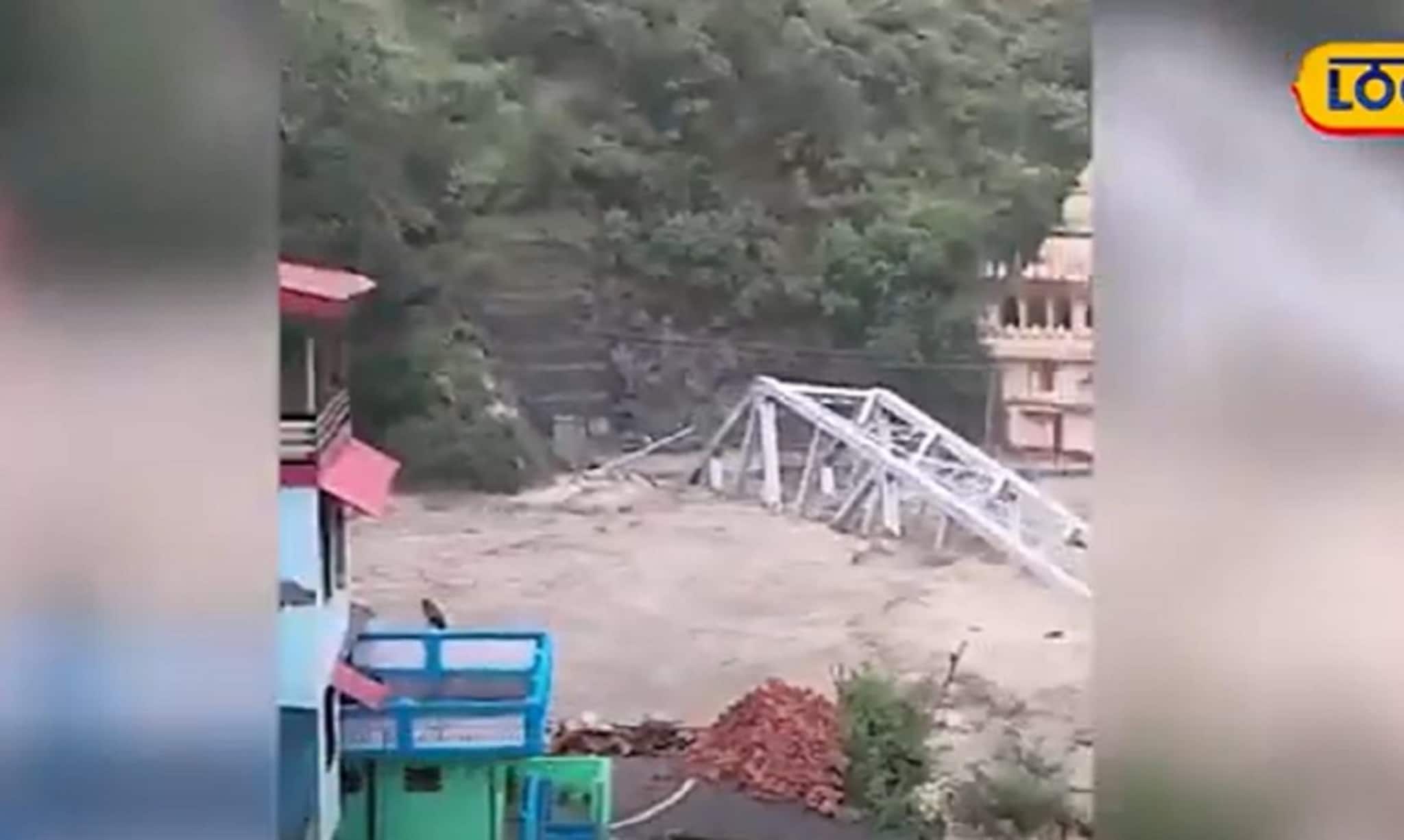 জলের তোড়ে চোখের সামনে ভেসে গেল আস্ত একটা ব্রিজ, দেখুন