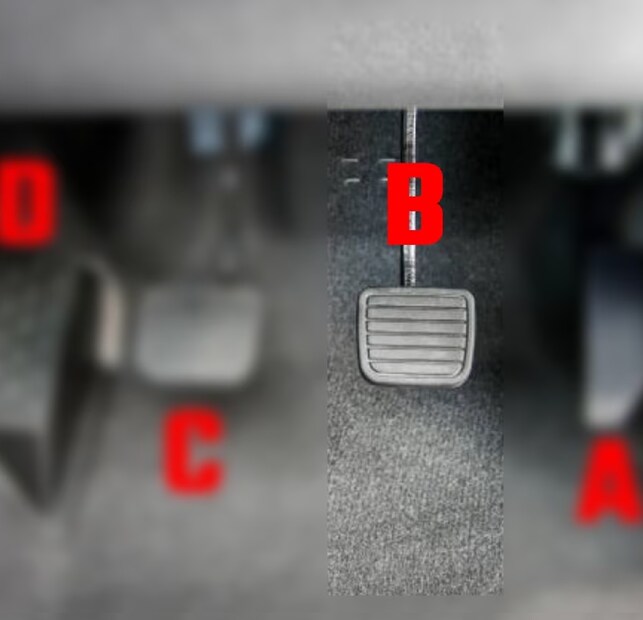 A অর্থাৎ এক্সিলারেটর প্যাডেল। গাড়ির গতি বাড়াতে বা কমাতে এক্সিলারেটর প্যাডেল ব্যবহার করা হয়। মনে রাখবেন, এক্সিলারেটর প্যাডেলের জন্য ডান পা ব্যবহার করতে হবে। B অর্থাৎ ব্রেক প্যাডেল। ব্রেক প্যাডেলের জন্যও ডান পা ব্যবহার করা হয়। এর জন্য ডান পা এক্সিলারেটর প্যাডেল থেকে সরিয়ে তারপর ব্রেক প্যাডেল চাপতে হয়।