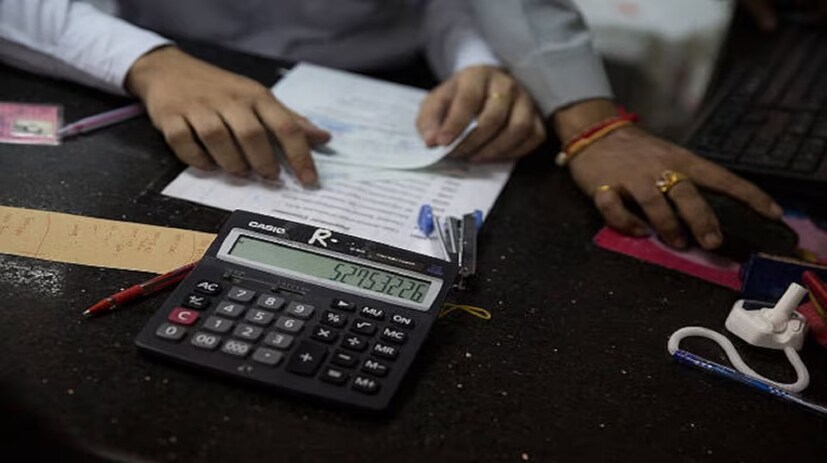 ‘নেগোশিয়েবল ইনস্ট্রুমেন্টস অ্যাক্ট’-এর অধীনে অ্যাকাউন্ট হোল্ডারের বিরুদ্ধে পদক্ষেপ করা হয়। কিছু ক্ষেত্রে, দুই বছর পর্যন্ত কারাদণ্ডও হতে পারে। অনেক সময় এই বিষয়ে আইনি নোটিস দেওয়া হয়ে থাকে।