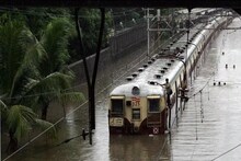 ভারী বৃষ্টিতে ডুবেছে রেলপথ, বাতিল ৪০৬ প্যাসেঞ্জার ট্রেন-সহ ৭০০-রও বেশি ট্রেন