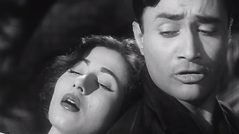 দেব আনন্দ ছিলেন বলিউডের 'দাদামণি' অশোক কুমারের আবিষ্কার। ১৯৪৬ সালে হাম এক হ্যায় ছবিতে অভিনেতাকে বিগ ব্রেক দেন তিনি। 