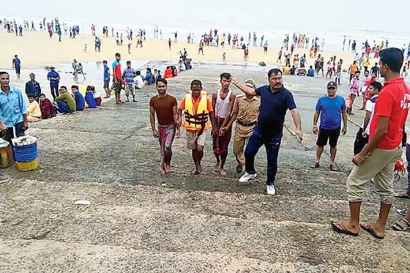 দিঘা: দিঘায় জলোচ্ছ্বাস। বিচে গার্ডওয়াল টপকে জল। আজ দিঘাতে সকাল থেকে ব্যাপক বৃষ্টি ও জলোচ্ছ্বাস দেখার মতো। 