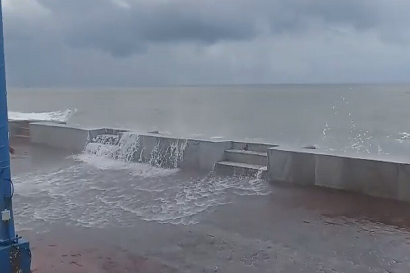 আইএমডি বা মৌসম ভবন নিজেদের ওয়েদার আপডেটে আগে থেকেই জানিয়েছিল উত্তর পশ্চিম বঙ্গোপসাগরে ঘূর্ণাবর্ত তৈরি হবে। আর সেই ওয়েদার অ্যালার্ট একেবারে মিলে গেল। ওড়িশা উপকূল সংলগ্ন এলাকায় ইতিমধ্যেই সেই সাইক্লোনিক সার্কুলেশন তৈরি হয়ে গেছে। 