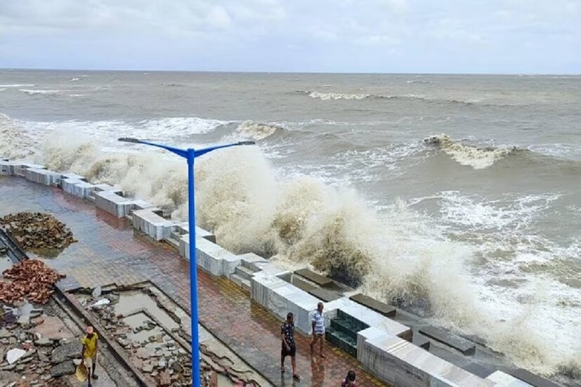 আইএমডি লেটেস্ট ওয়েদার আপডেট অনুযায়ী আগামী ৪৮ ঘণ্টায় তা নিম্নচাপে পরিণত হবে।  যার ফলে ওড়িশায় ভারী বৃষ্টির জারি থাকবে। আর এর প্রভাব পড়তে পারে পশ্চিমবঙ্গের উপকূলের জেলাগুলির পাশাপাশি দক্ষিণবঙ্গের একটা বিস্তৃত অংশে৷ গাঙ্গেয় পশ্চিমবঙ্গে মাঝারি থেকে ভারী বৃষ্টিপাতের সম্ভাবনা পাশাপাশি বজ্র বিদ্যুৎ -সহ বৃষ্টিপাতের সম্ভাবনা রয়েছে৷