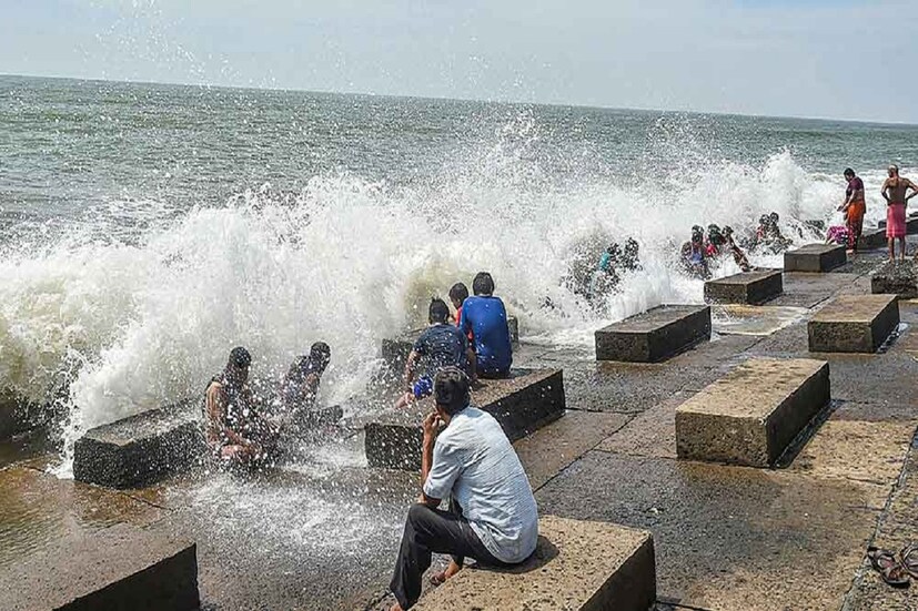 পর্যটকদের সমুদ্রে নামতে বারন করা হয়েছে। বড় কোনও বিপত্তি এড়াতে সতর্ক রয়েছে প্রশাসন। গত দুই দিন ধরেই দিঘায় প্রবল জলোচ্ছ্বাস দেখা যাচ্ছে। সতর্ক করা হচ্ছে পর্যটকদের। 
