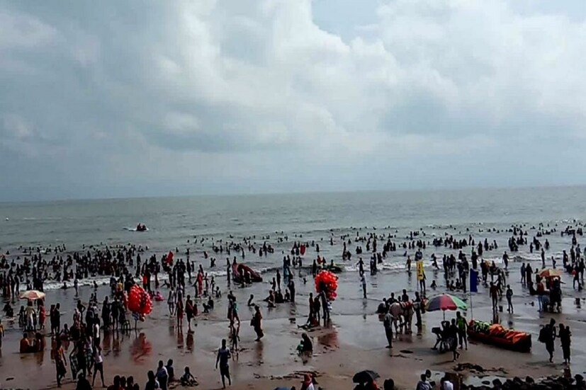 তবে দিঘা বেড়াতে এসে সমুদ্রে নামতে না পেরে, কিছুটা হতাশায় রয়েছে পর্যটকরা। এদিন ওল্ড দিঘার গার্ডরেলে প্রচুর পর্যটক বসেছিলেন, কিন্তু জলোচ্ছ্বাসের জেরে অনেকেই সেখান থেকে উঠে যান।