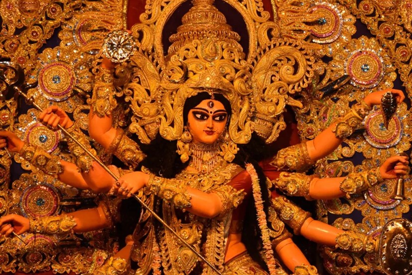 পুজো মানেই জামাকাপড় কেনার ধুম। এই সময়টা একটু রোজগারের মুখ দেখে হকার বা ছোট ব্যবসায়ীরা। তবে হাতে টাকা কম থাকলে ব্যবসা বাড়ানোর সুযোগ থাকে না।