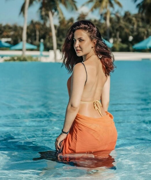 একবার এক সাক্ষাৎকারে এই কথা জানিয়েছিলেন খোদ এলি। বলেছিলেন যে, পাঁচ বছর বয়স থেকেই ভারতীয় নৃত্য এবং রঙবেরঙের জামাকাপড়ের প্রতি আকৃষ্ট হয়েছিলেন তিনি। আর বাবা যেহেতু গ্রিক সঙ্গীতজ্ঞ ছিলেন, তাই ভারতের প্রতি এই টানটা আরও দৃঢ় হয়। 