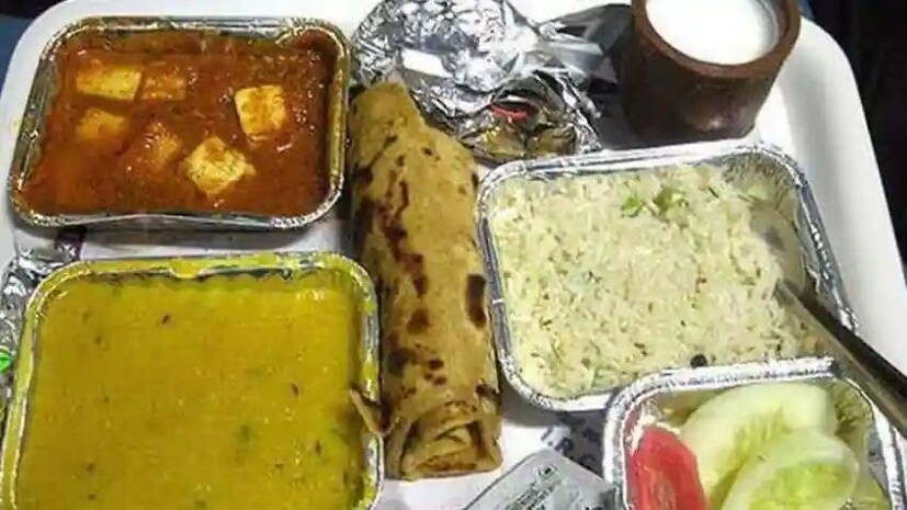 খিচুড়ি, ছোলা -বাটুরে, রাজমা-ভাত, মশালা ধোসার মতো খাবার নিজের ইচ্ছে মতো কিনে নেওয়া যাবে মাত্র ৫০ টাকাতেই।