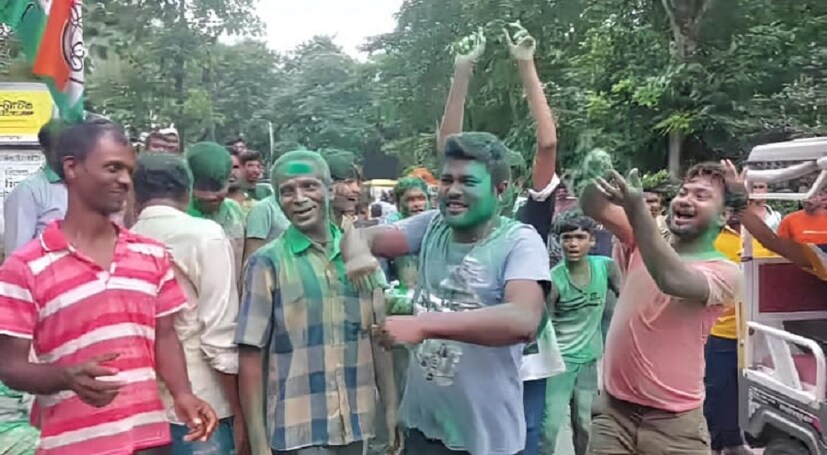 তাই গণনার ফল তৃণমূলের পক্ষে যেতেই ব্যাপক সবুজ আবির খেলা শুরু করে দেওয়া হয়েছে দিনহাটা মহকুমায়।(লেখা ও ছবি: সার্থক পন্ডিত )
