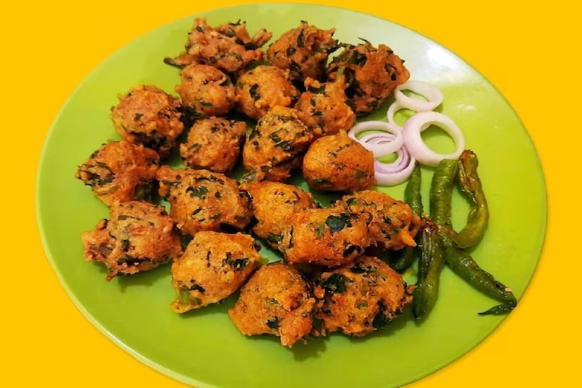 পকোড়া, পুরি জাতীয় ভাজা খাবার থেকেও বিরত থাকতে হবে। আসলে ভাজা খাবার চুল পড়ার কারণ হতে পারে এবং আপনার চুল পড়ার সমস্যা অনেক বেড়ে যেতে পারে। কারণ ডিপ ফ্রাই করা জিনিস চুলের স্বাস্থ্যের উপর নেতিবাচক প্রভাব ফেলতে পারে।