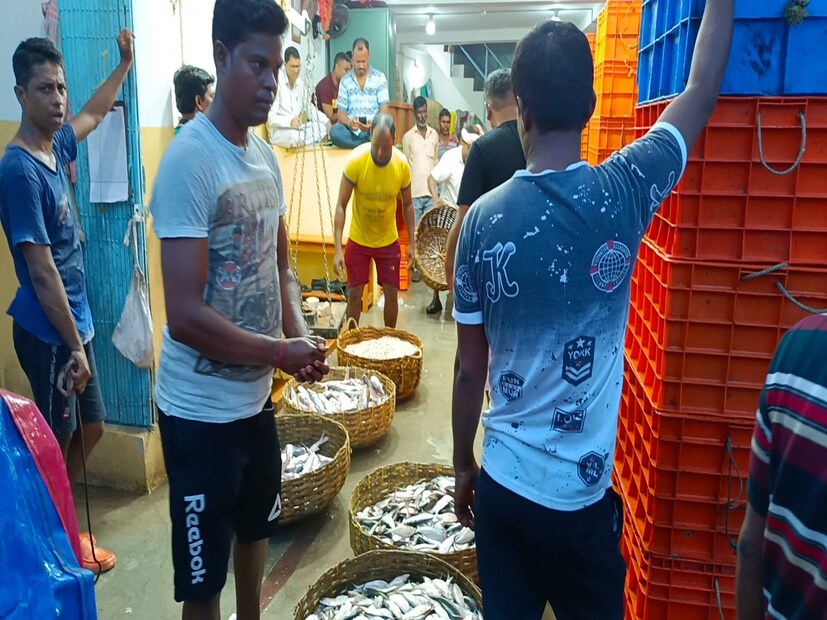 তবে দাম কিছুটা কমলেও ক্রেতাদের মধ্যে স্বাদ নিয়ে অভিযোগ থেকেই যাচ্ছে। দাম দিয়ে ইলিশ কিনে নিয়ে গেলেও রান্না করার পর পাওয়া যাচ্ছে না চেনা স্বাদ। ছোট থেকে বড় সব ইলিশের ক্ষেত্রেই চেনা গন্ধ পাচ্ছেন না ক্রেতারা।