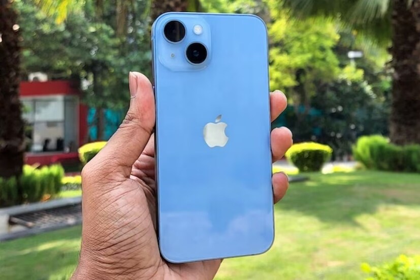 জানা গিয়েছে যে, iPhone 15-তে ব্যবহার করা হতে পারে একটি পাঞ্চ হোল ডিজাইনের নকশা যুক্ত ডিসপ্লে। iPhone 15-এর সমস্ত সিরিজের ফোনে এই ডিজাইন ব্যবহার করা হতে পারে। (ছবি: আইফোন ১৪)